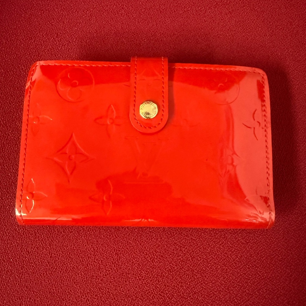 AUTHENTICATED Louis Vuitton Red/Orange Patent Vernis Monogram Kisslock Wallet